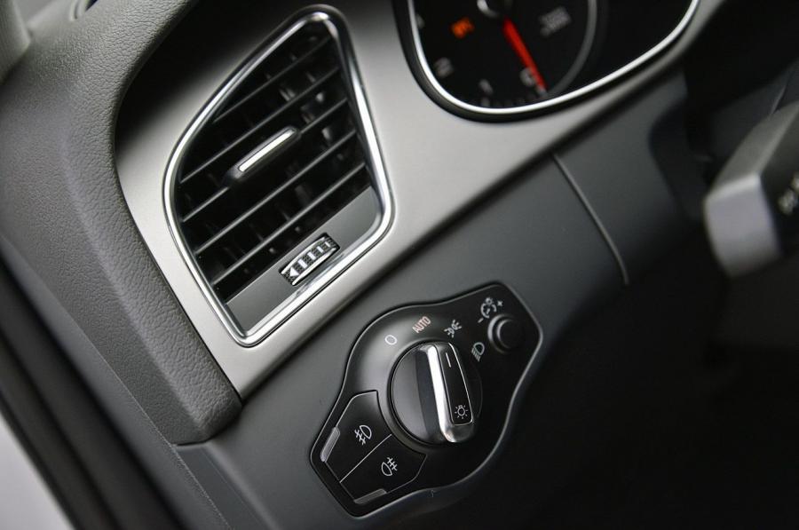 Детали интерьера Audi A4 Allroad 2.0T Quattro (B8, 8K) 2012 года  (NA) (фото 15 из 60)